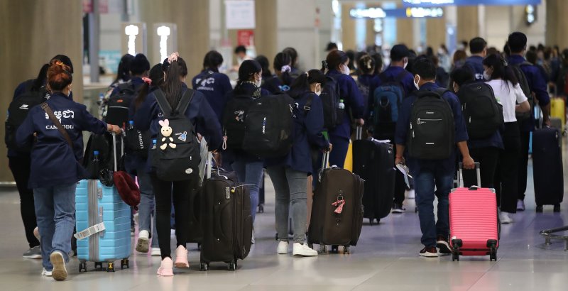 인천국제공항 제1여객터미널 입국장에 외국인 근로자가 입국하고 있다. /뉴스1 ⓒ News1 임세영 기자