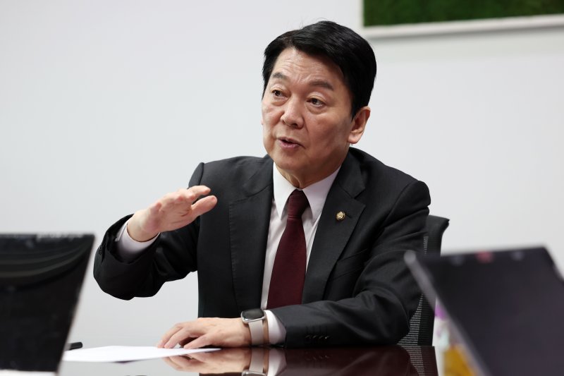 [서울=뉴시스] 조성우 기자 = 제21대 대통령 선거 출마를 선언한 안철수 국민의힘 의원이 지난 13일 서울 여의도 국회 의원회관에서 뉴시스와 인터뷰를 하고 있다. 2025.04.14. xconfind@newsis.com