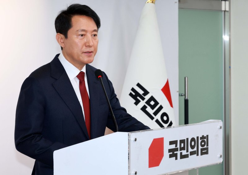 [서울=뉴시스] 고범준 기자 = 오세훈 서울시장이 지난 12일 서울 영등포구 국민의힘 중앙당사에서 제21대 대통령 선거 불출마 선언 긴급 기자회견을 하고 있다. 오 시장은 국민이 진심으로 '보수가 새롭게 태어났다, 기대할 수 있겠다'고 체감할 수 있다면 미약하게나마 제 한 몸 기꺼이 비켜드리고 승리의 길을 열어드려야겠다고 결심했다며 '비정상의 정상화를 위해 마중물 역할을 하겠다'고 밝혔다. 2025.04.12. bjko@newsis.com