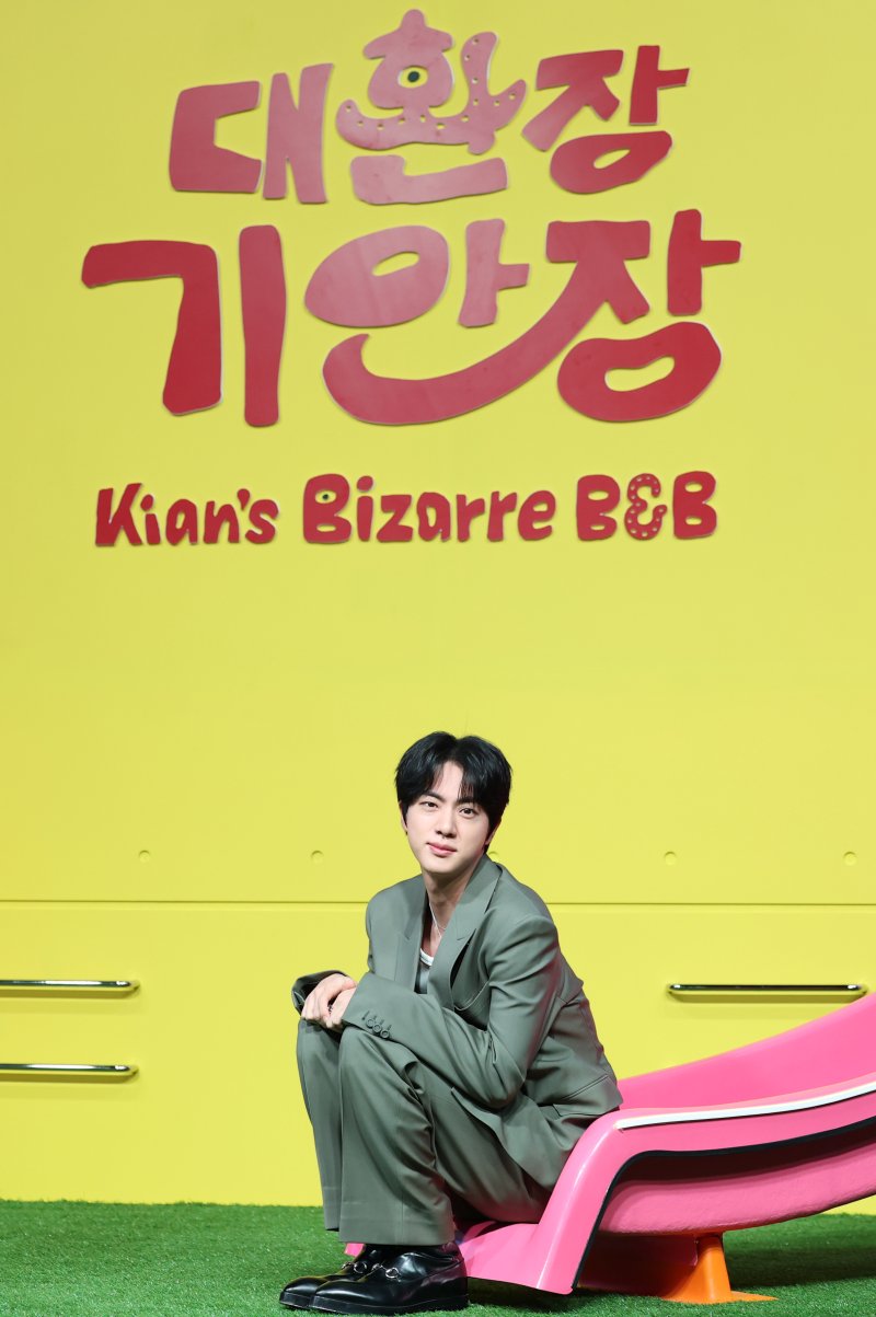 방탄소년단(BTS) 진이 15일 서울 종로구 JW메리어트 동대문 스퀘어 서울에서 열린 넷플릭스 새 예능 '대환장 기안장' 기자간담회에서 미끄럼틀에 앉아 포즈를 취하고 있다. '대환장 기안장'은 기안적 낭만이 가득한 울릉도 기안장에서 기안84와 서포트 멤버 방탄소년단 진, 배우 지예은이 숙박객들과 펼치는 기상천외한 신개념 민박 버라이어티다. 2025.4.15/뉴스1 ⓒ News1 권현진 기자
