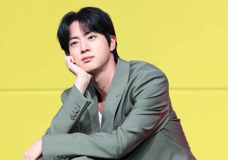 방탄소년단(BTS) 진이 15일 서울 종로구 JW메리어트 동대문 스퀘어 서울에서 열린 넷플릭스 새 예능 '대환장 기안장' 기자간담회에서 포즈를 취하고 있다. '대환장 기안장'은 기안적 낭만이 가득한 울릉도 기안장에서 기안84와 서포트 멤버 방탄소년단 진, 배우 지예은이 숙박객들과 펼치는 기상천외한 신개념 민박 버라이어티다. 2025.4.15/뉴스1 ⓒ News1 권현진 기자