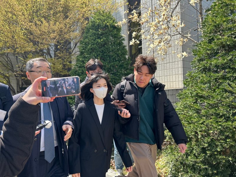 [서울=뉴시스]이지민 수습 기자=15일 오전 구연경 LG복지재단 대표가 '미공개 정보 주식거래 의혹'과 관련해 서울남부지법에 출석하고 있다. 2025.04.14 ezmin@newsis.com *재판매 및 DB 금지