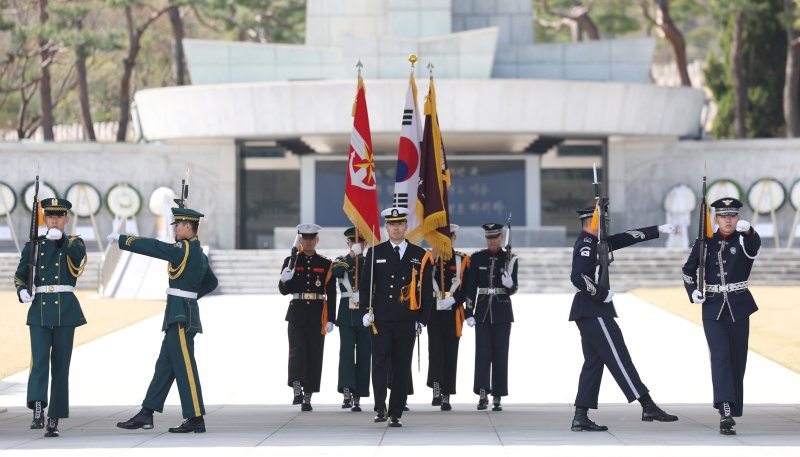 [서울=뉴시스] 김진아 기자 = 15일 서울 동작구 국립서울현충원 현충문 앞에서 열린 '현충문 정례 군(軍) 의장행사'에서 군장병들이 근무교대식을 하고 있다. 현충문 정례 군 의장행사는 상반기 4~6월, 하반기 9~10월 중 매주 화·목요일 오전 11시부터 현충문 앞에서 약 20분간 진행된다. 2025.04.15. bluesoda@newsis.com