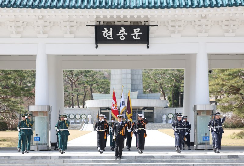 [서울=뉴시스] 김진아 기자 = 15일 서울 동작구 국립서울현충원 현충문 앞에서 열린 '현충문 정례 군(軍) 의장행사'에서 군장병들이 근무교대식을 하고 있다. 현충문 정례 군 의장행사는 상반기 4~6월, 하반기 9~10월 중 매주 화·목요일 오전 11시부터 현충문 앞에서 약 20분간 진행된다. 2025.04.15. bluesoda@newsis.com