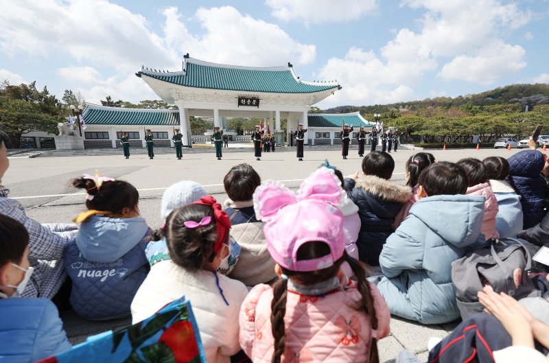 [서울=뉴시스] 김진아 기자 = 15일 서울 동작구 국립서울현충원 현충문 앞에서 열린 '현충문 정례 군(軍) 의장행사'에서 국방부 의장대 소속 군장병들이 동작시범을 선보이고 있다. 현충문 정례 군 의장행사는 상반기 4~6월, 하반기 9~10월 중 매주 화·목요일 오전 11시부터 현충문 앞에서 약 20분간 진행된다. 2025.04.15. bluesoda@newsis.com