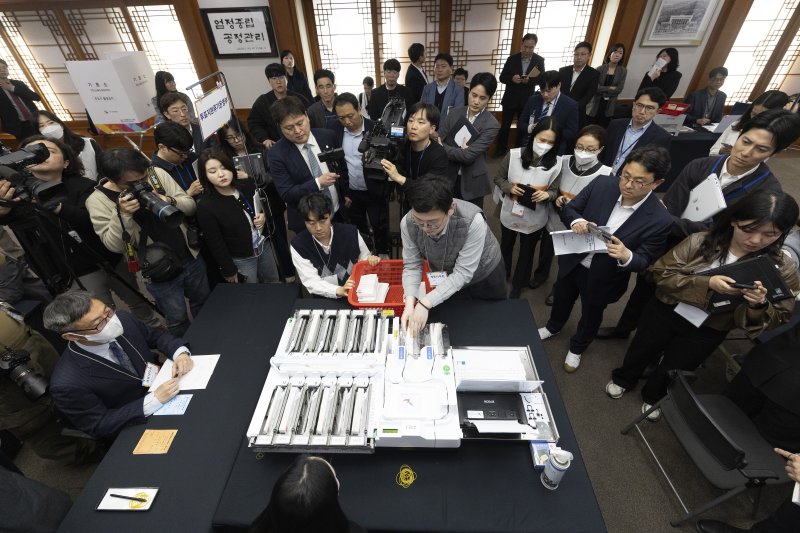 10일 오후 경기도 과천시 중앙선거관리위원회에서 열린 제21대 대통령 선거 투·개표 절차 시연회에서 선관위 직원들이 투표지 분리기로 시연을 하고 있다. (공동취재) 2025.4.10/뉴스1 ⓒ News1 박지혜 기자