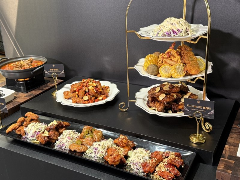 푸라닭 신메뉴 깐풍치킨과 치킨 플래터 (출처=연합뉴스)