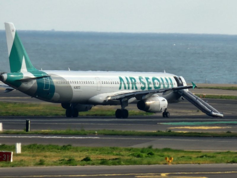 15일 오전 8시15분쯤 김포행 에어서울 RS902편 항공기에서 비상구 문이 열리는 사고가 발생했다.(독자제공. 재판매 및 DB 금지)