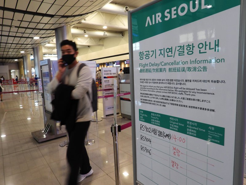 15일 오전 8시15분쯤 김포행 에어서울 RS902편 항공기에서 비상구 문이 열리는 사고가 발생해 운항이 취소됐다.2025.4.15/뉴스1