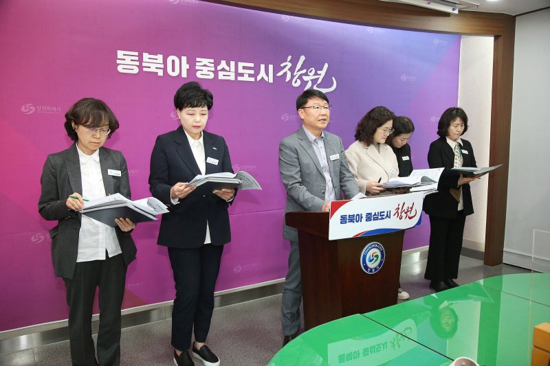 [창원=뉴시스] 서호관 경남 창원시 복지여성보건국장이 15일 창원시청 프레스센터에서 미혼남녀 인연만들기 행사인 '설렌데이' 개최와 관련해 브리핑을 하고 있다. (사진=창원시청 제공) 2025.04.15. photo@newsis.com