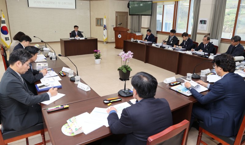 충북 괴산증평교육지원청은 15일 대회의실에서 윤건영 충북교육감이 참석한 가운데 올해 주요업무 계획 소통간담회를 열고 현안 과제를 논의했다.(괴산증평교육지원청 제공)/뉴스1