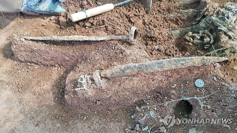 "총알도 아까웠나"…민간인 학살 현장서 나온 창날 추정 금속들 (출처=연합뉴스)
