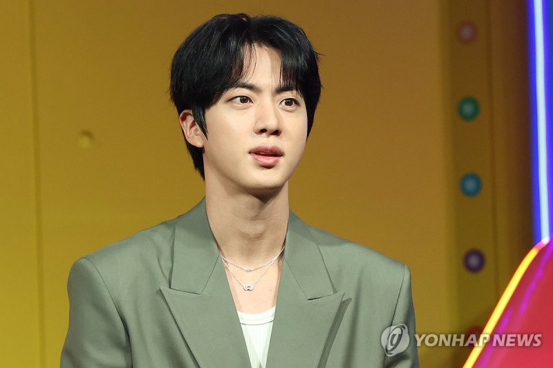 질문 듣는 진 (출처=연합뉴스)