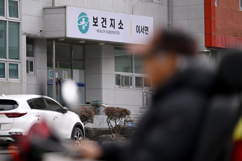 [화순=뉴시스] 이영주 기자 = 전남 화순군 이서보건지소 앞으로 마을 주민이 지나가고 있다. 2024.03.12. leeyj2578@newsis.com <기사와 직접 관련 없음>