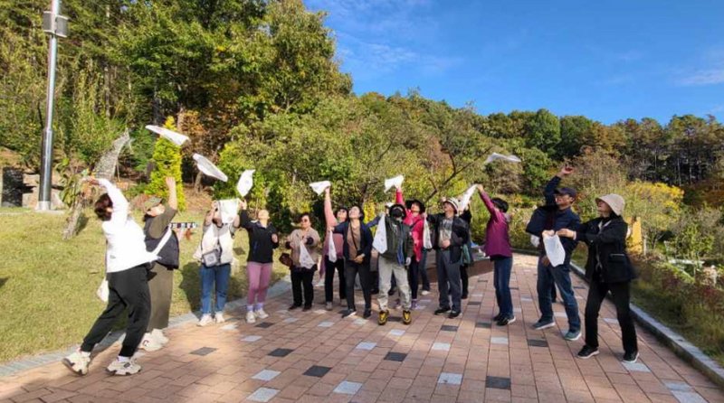 [계룡=뉴시스]계룡시는 이번 달부터 오는 6월까지 시 보건소와 향적산 치유의 숲 일원에서 50세부터 70세까지 시민 30명을 대상으로 '계룡 건강힐링프로그램'을 운영한다. 2025. 04. 15 photo@newsis.com *재판매 및 DB 금지