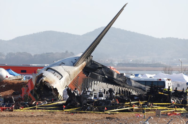 31일 전남 무안국제공항 제주항공 여객기 참사 현장에서 과학수사 경찰들이 현장 감식을 하고 있다. 2024.12.31/뉴스1 ⓒ News1 김민지 기자