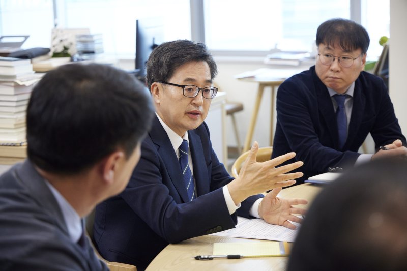 15일 오전 경기도청 집무실에서 열린 자동차 부품업계 관세 대응을 위한 후속조치 점검회의에서 김동연 지사가 추가 대응 방안 논의를 하고 있다. 경기도 제공