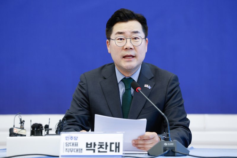박찬대 더불어민주당 대표 직무대행 겸 원내대표가 15일 오후 서울 여의도 국회에서 열린 내란종식 민주헌정수호 새로운 대한민국 원탁회의에 참석해 모두 발언하고 있다. 사진=뉴스1