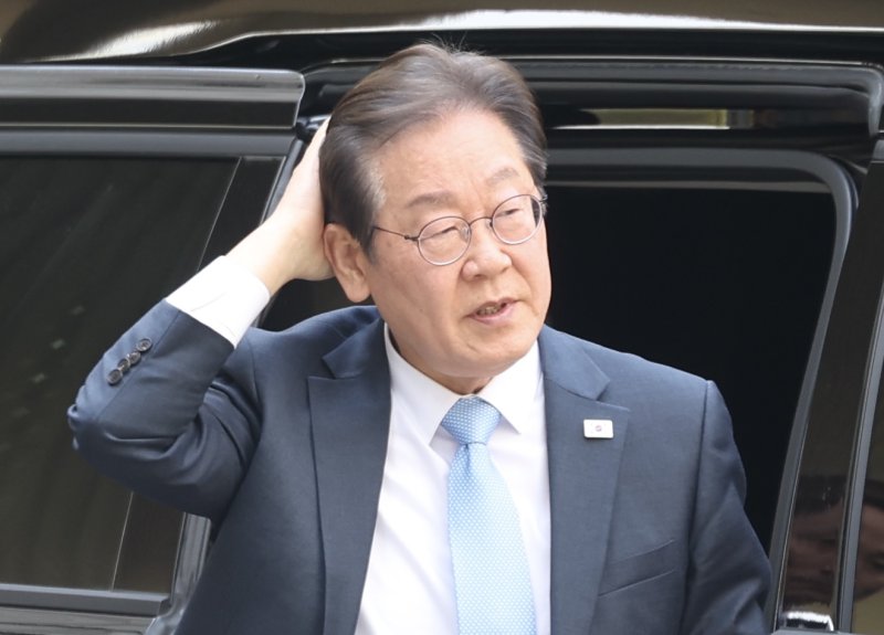 [서울=뉴시스] 김명년 기자 = 이재명 더불어민주당 전 대표가 15일 오전 서울 서초구 서울중앙지방법원에서 열린 대장동 배임 및 성남FC 뇌물 혐의 공판에 출석하고 있다. 2025.04.15. kmn@newsis.com