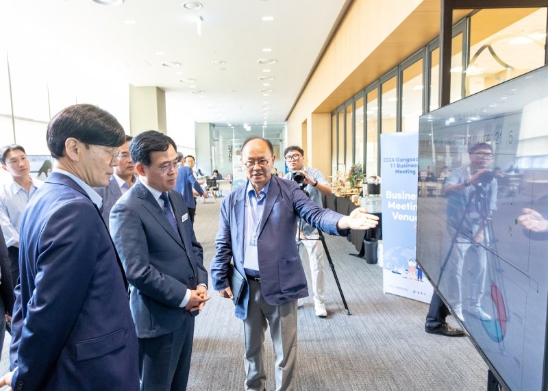 지난해 해외바이어 초청 수출상담회를 둘러보는 진교훈 구청장(앞줄 중앙) (출처=연합뉴스)