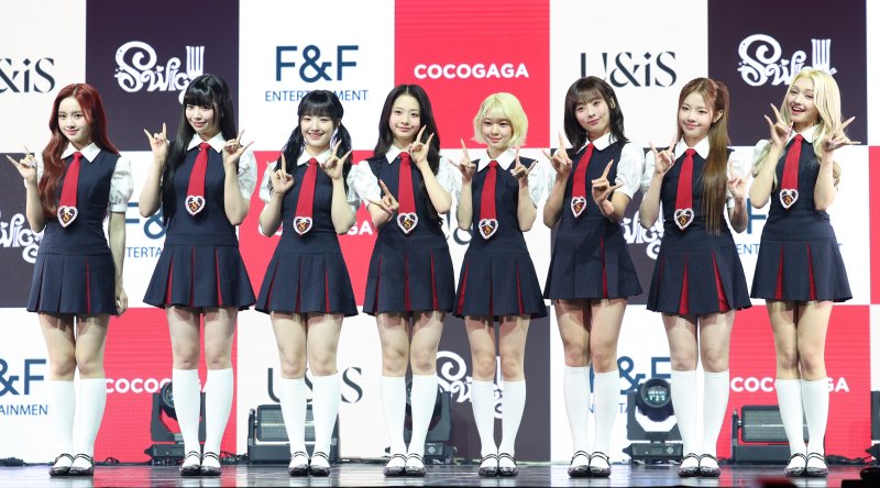 그룹 유니스(UNIS)의 엘리시아(왼쪽부터)와 나나, 방윤하, 임서원, 코토코, 진현주, 오윤아, 젤리당카가 15일 서울 광진구 예스24 라이브홀에서 가진 두 번째 미니앨범 '스위시(SWICY)' 발매 쇼케이스에서 포즈를 취하고 있다. 2025.4.15/뉴스1 ⓒ News1 권현진 기자