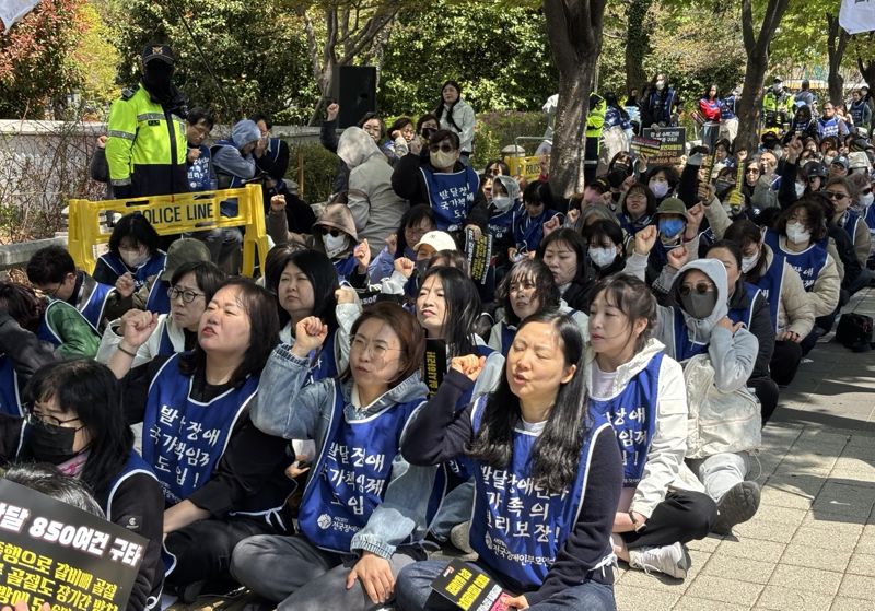 울산 태연재활원 중증장애인 상습 학대 사건과 관련해 장애인단체들이 15일 울산시청 남문 앞에서 김두겸 울산시장의 사과와 특별감찰을 촉구하는 집회를 열고 있다. 사진=최수상 기자