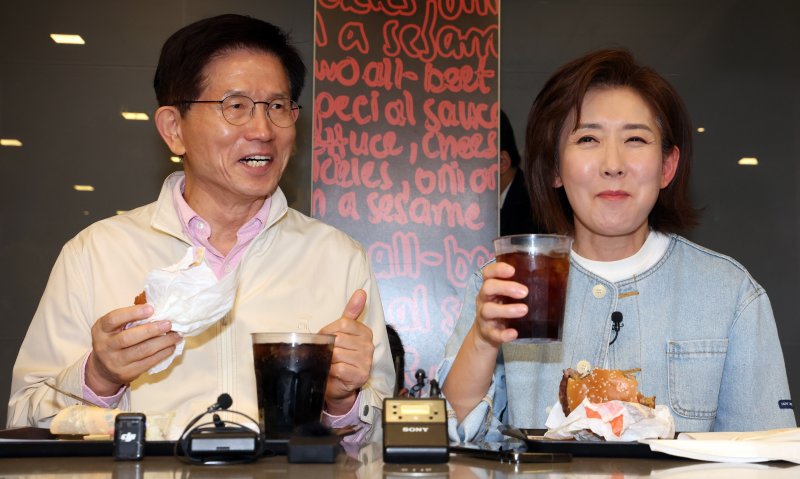 김문수 전 고용노동부 장관과 나경원 국민의힘 국회의원이 12일 서울 동작구 중앙대학교 한 패스트푸드점에서 대학생들과 간담회를 갖고 있다. 2025.4.12/뉴스1 ⓒ News1 김명섭 기자