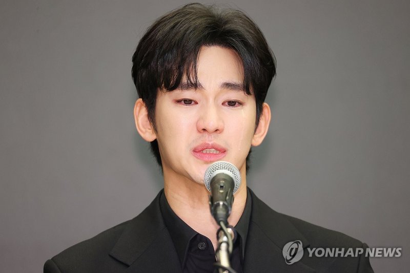 김수현 ‘눈물의 기자회견’ 2주후..“국내외 사이버렉카 고소”