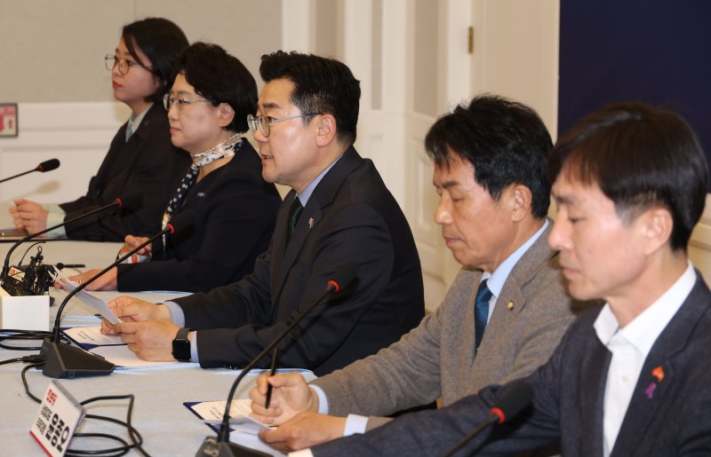 [서울=뉴시스] 조성봉 기자= 박찬대 더불어민주당 대표 직무대행 겸 원내대표가 15일 오후 서울 여의도 국회에서 열린 내란종식 민주헌정수호 새로운 대한민국 원탁회의에서 발언을 하고 있다. 왼쪽부터 용혜인 기본소득당 대표, 김선민 조국혁신당 대표 직무대행, 박 당대표 직무대행, 윤종오 진보당 상임대표 직무대행 겸 원내대표, 한창민 사회민주당 대표. 2025.04.15. suncho21@newsis.com