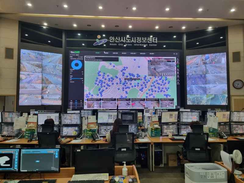 [안산=뉴시스]안산시 통합관제센터 내부 모습.(사진=안산도시공사 제공)2025.04.15.photo@newsis.com