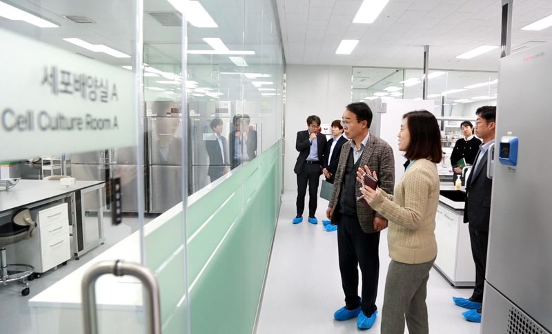 박성호 부산진해경제자유구역청장이 프레스티지바이오파마IDC를 찾아 관계자들과 이야기를 나누고 있다. 부산진해경자청 제공