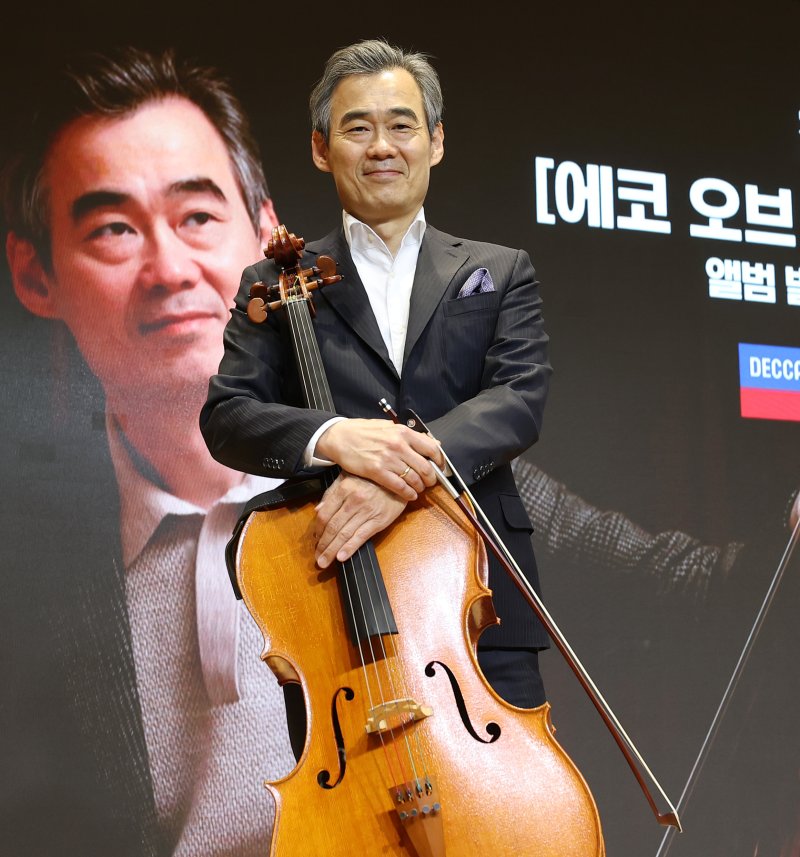 첼리스트 양성원이 15일 오후 서울 영등포구 신영체임버홀에서 열린 '에코 오브 엘레지:엘가' 앨범 발매 및 공연 기자간담회에서 첼로를 들고 포즈를 취하고 있다. 첼로와 함께한 지 50주년을 맞은 양성원이 클래식 레이블 '데카'를 통해 발매하는 이번 앨범에는 슬픔과 낭만이 담긴 엘가 후기의 걸작 첼로 협주곡과 피아노 오중주 Op.84를 담았다. 앨범 발매와 함께 기획된 '콘체르토 마라톤 프로젝트-양성원의 첼로와 50년' 공연은 오는 5월 27일 서울 서초구 예술의전당 콘서트홀에서 열린다. 2025.4.15/뉴스1 ⓒ News1 오대일