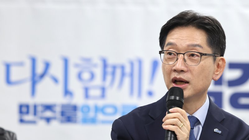 더불어민주당 대선 예비후보로 나선 김경수 전 경남지사가 15일 오전 경기도 고양시의 한 상가에서 열린 '다시, 국민과 함께! 다시, 일어서는 민생경제!' 자영업자 간담회에서 발언하고 있다. 사진=뉴시스