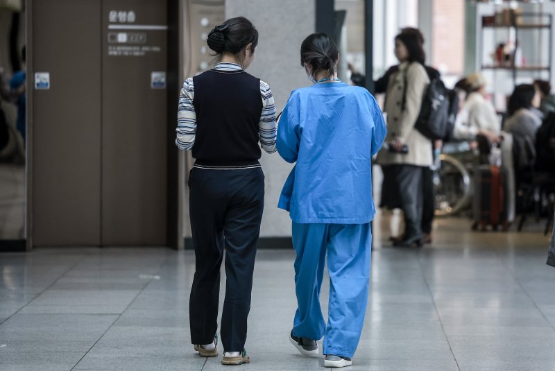 [서울=뉴시스] 정병혁 기자 = 4일 서울의 한 대학병원에서 간호사들이 이동하고 있다. 2025.03.04. jhope@newsis.com