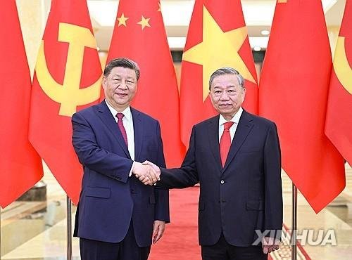 시진핑 중국공산당 총서기와 또 럼 베트남공산당 서기장 (출처=연합뉴스)