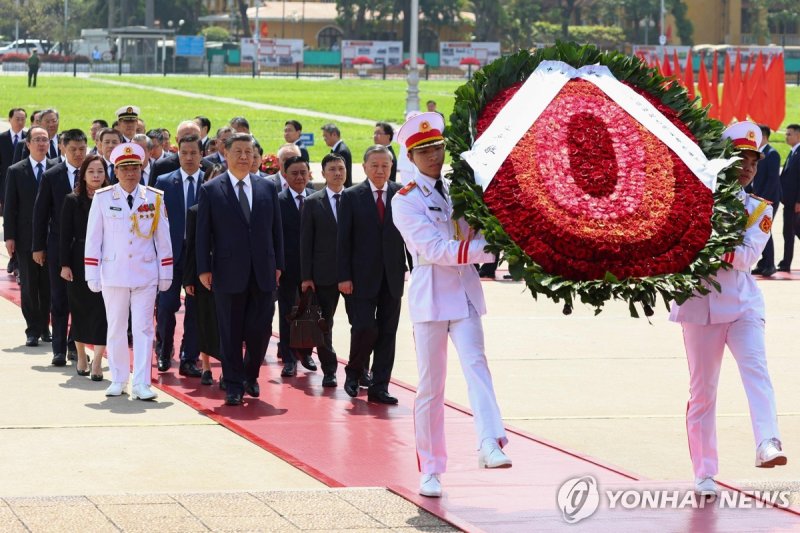 하노이 공항에서 환영받는 시진핑 중국 국가주석 (출처=연합뉴스)
