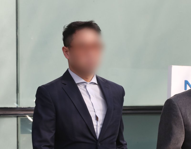 '양평 공흥지구 개발사업 특혜 의혹' 관련 사문서위조 등 혐의로 불구속 기소된 윤석열 대통령의 처남 김모씨가 23일 오전 경기 여주시 수원지방법원 여주지원에서 열린 첫 공판을 마치고 나오고 있다. 2023.11.23/뉴스1 ⓒ News1 김영운 기자
