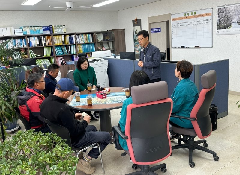 [거창=뉴시스] 거창군 민간 사업체 대상 중대재해 예방 컨설팅. (사진=거창군 제공) 2025.04.15. photo@newsis.com *재판매 및 DB 금지