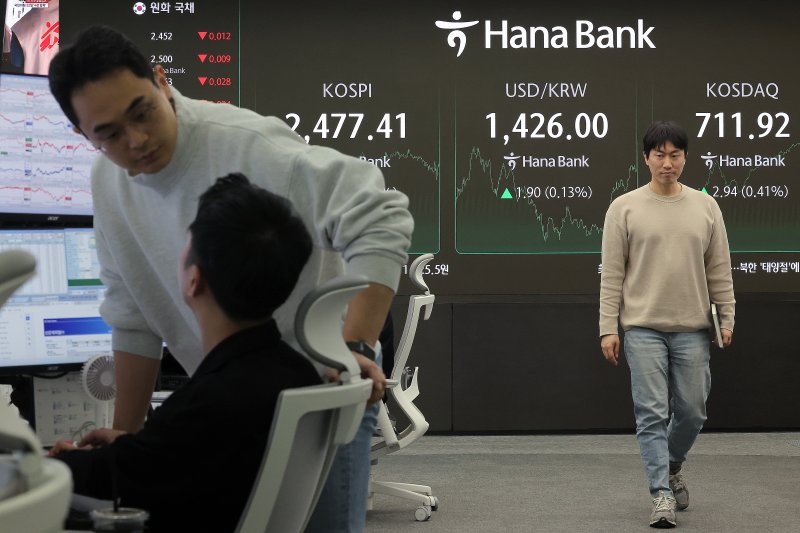 15일 오후 서울 중구 하나은행 본점 딜링룸 전광판에 증시가 표시되고 있다. 2025.4.15/뉴스1 ⓒ News1 박정호 기자