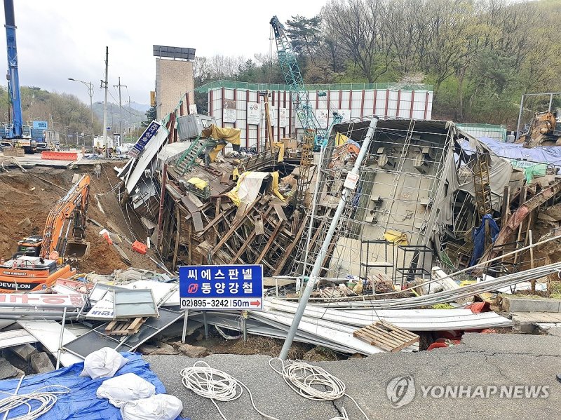 이어지는 구조작업 (출처=연합뉴스)
