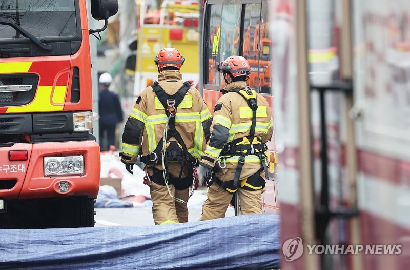 이동하는 구조대원들 (출처=연합뉴스)