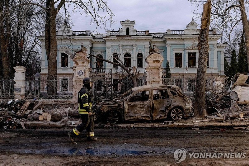 우크라 북동부에 러 탄도미사일 공격…최소 32명 사망 (출처=연합뉴스)