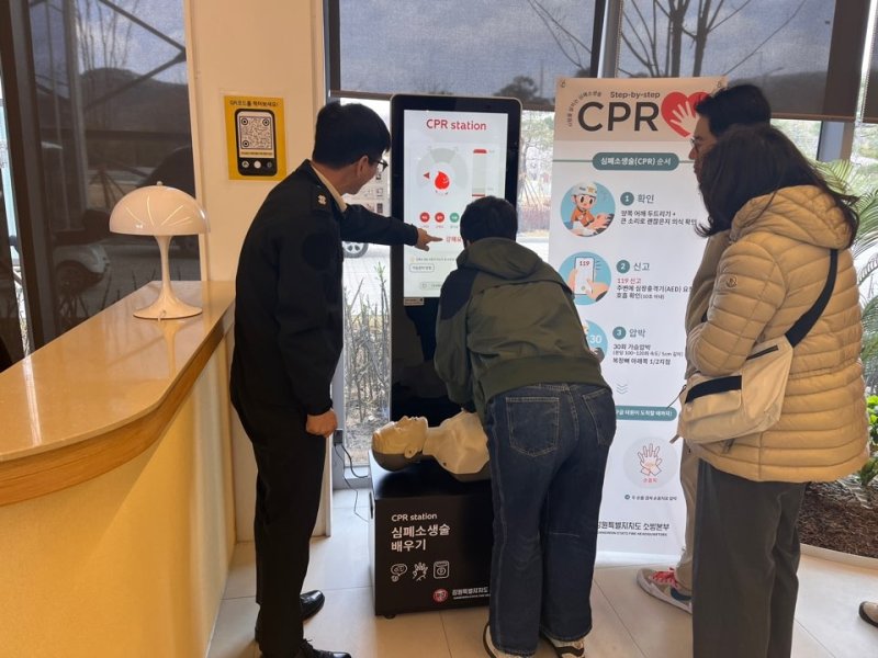 키오스크형 무인 심폐소생술(CPR) 시스템 (출처=연합뉴스)