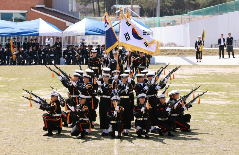 고창군 강호항공고등학교가 2025년 군(軍) 특성화고등학교 중앙권역학교로 선정됐다. 이를 기념하기 위해 15일 강호항공고 교정에서 호남권 군 특성화고교 6개 학교 통합발대식을 개최했다. 해군 의장대 공연(고창군 제공. 재판매 및 DB금지)