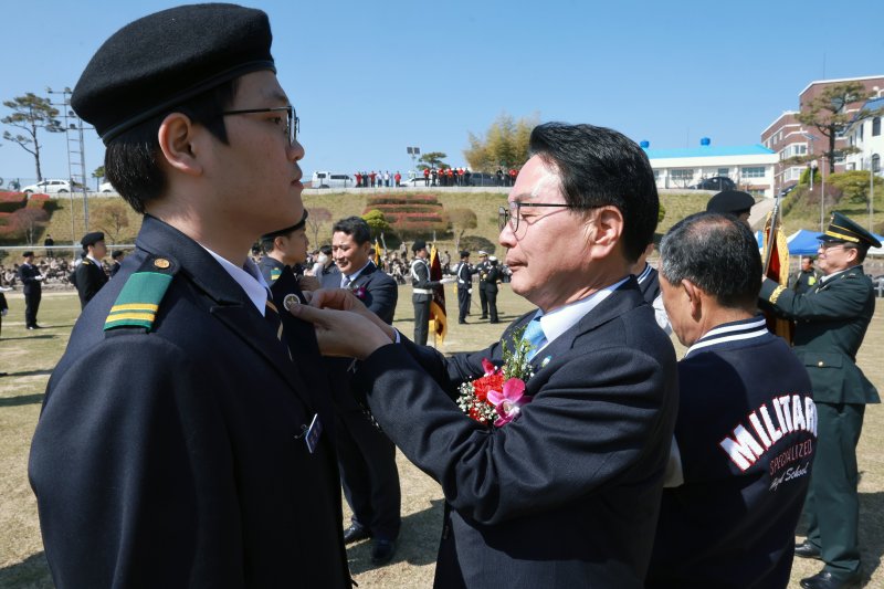 심덕섭 고창군수가 학생에게 휘장을 부착해 주고 있다.(고창군 제공. 재판매 및 DB금지)