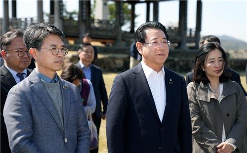 화순 적벽 찾은 김완섭 환경부 장관(왼쪽)과 김영록 전남지사 (출처=연합뉴스)