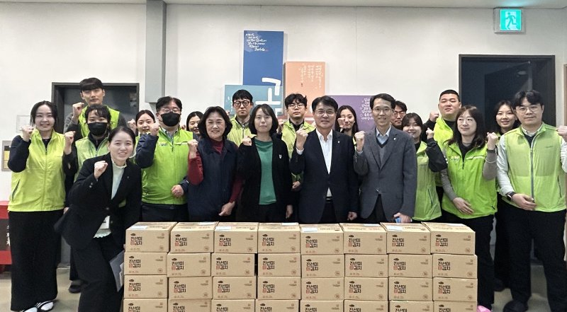 [세종=뉴시스] 농협경제지주는 지난 14일 서울 서대문구에 위치한 한부모가족 복지시설 ‘애란원’을 찾아 주거환경 개선 봉사활동을 펼쳤다고 15일 밝혔다.. (사진=농협 제공) 2025.04.15. photo@newsis.com *재판매 및 DB 금지