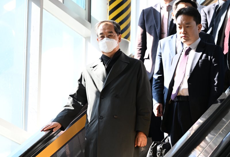 [광주=뉴시스] 김혜인 기자 = 한덕수 대통령 권한대행 겸 국무총리가 15일 오후 광주 광산구 광주송정역에서 기아오토랜드 광주공장 방문을 위해 걸음을 재촉하고 있다. 2025.04.15. hyein0342@newsis.com