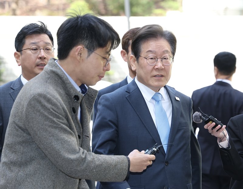 [서울=뉴시스] 김명년 기자 = 이재명 더불어민주당 전 대표가 15일 오전 서울 서초구 서울중앙지방법원에서 열린 대장동 배임 및 성남FC 뇌물 혐의 공판에 출석하고 있다. 2025.04.15. kmn@newsis.com