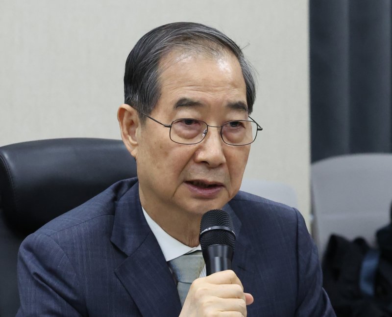 [광주=뉴시스] 조수정 기자 = 한덕수 대통령 권한대행 국무총리가 15일 광주 서구 기아오토랜드 광주공장에서 열린 자동차산업 현장방문 간담회에서 발언하고 있다. 2025.04.15. chocrystal@newsis.com